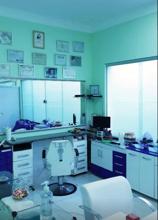 Sala de estética facial com bancada e espelho