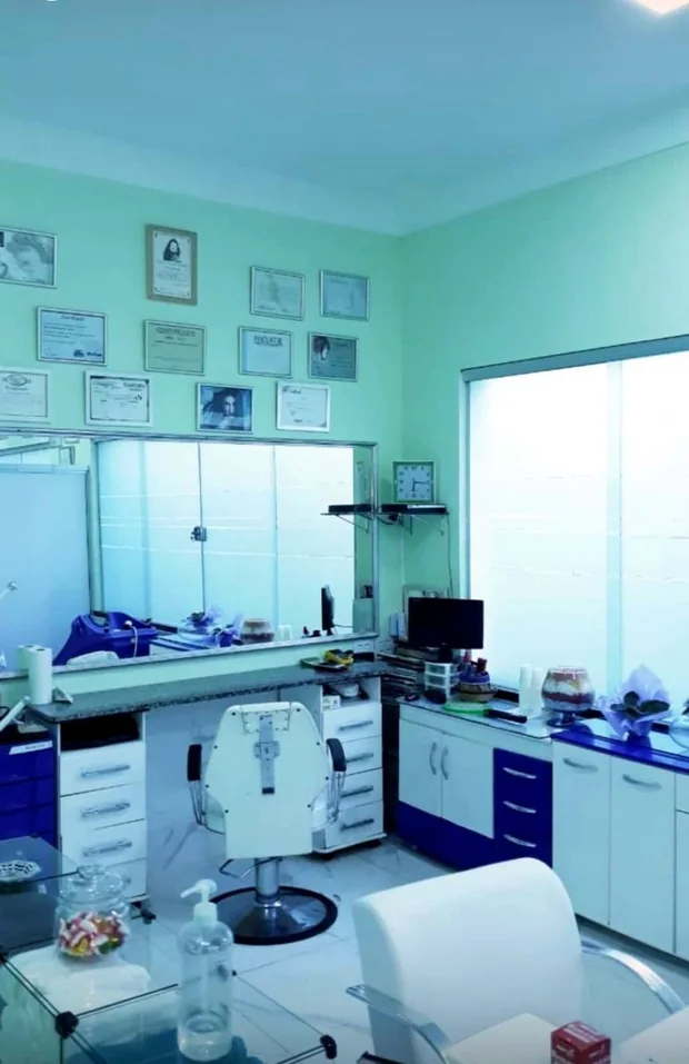 Sala de estética facial com bancada e espelho