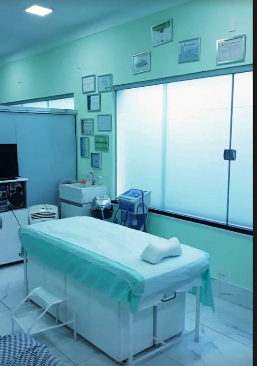 Sala de atendimento com maca e aparelhos