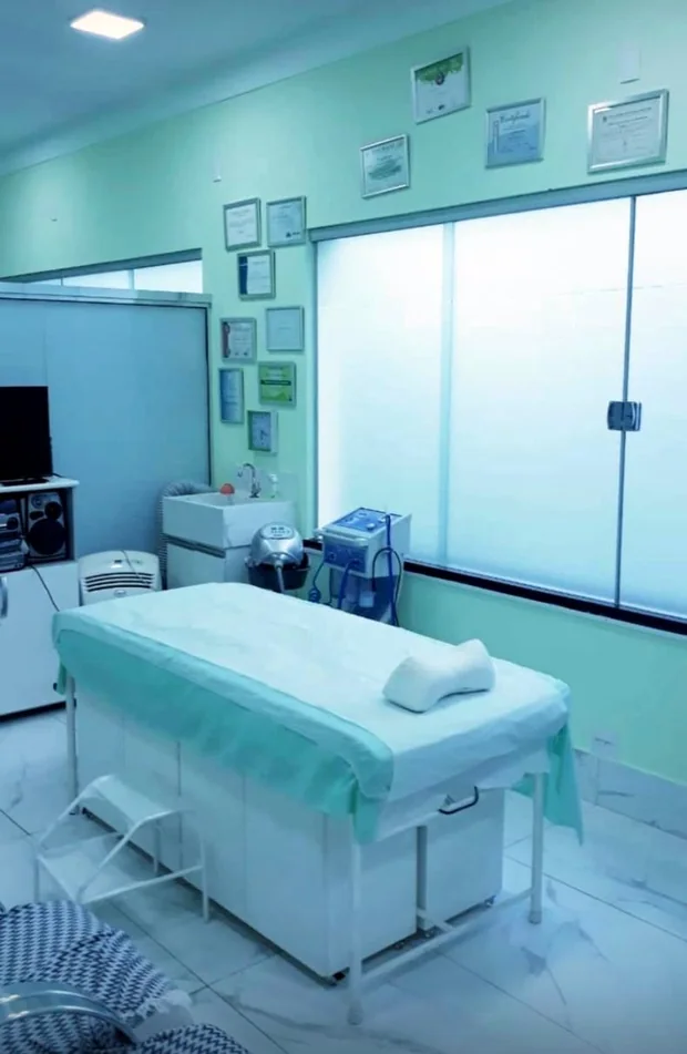 Sala de atendimento preparada para massagem modeladora